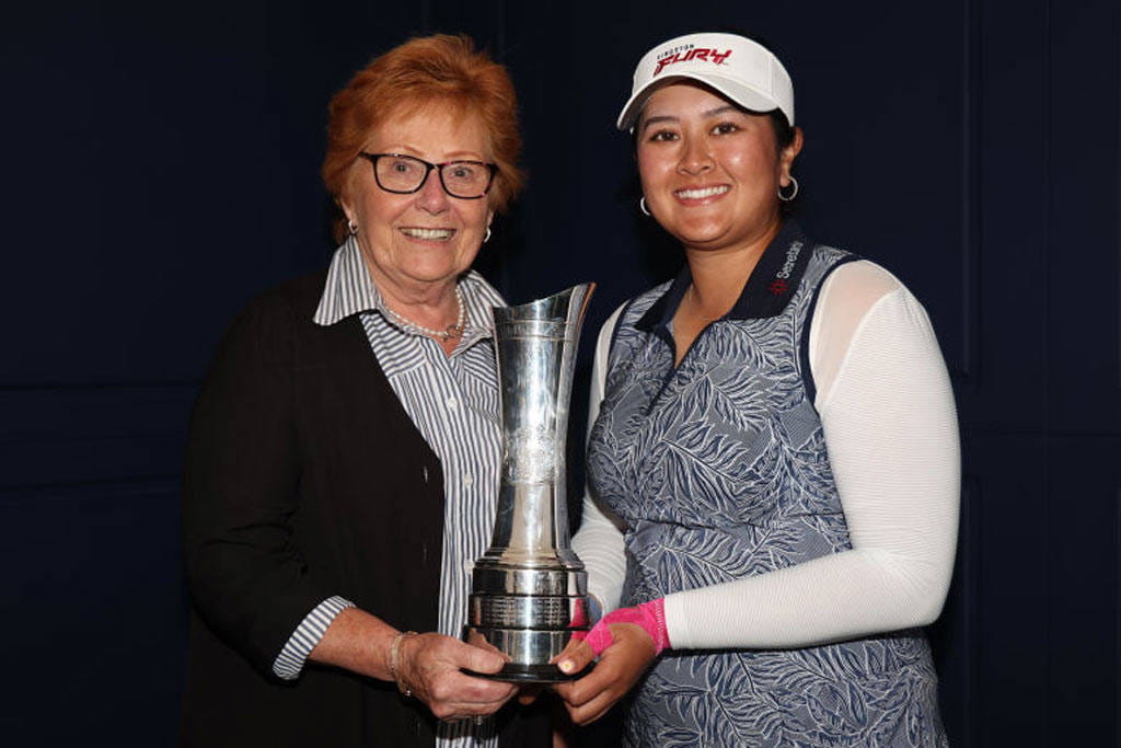 Two former winners, Jenny Lee Smith (left) and Lilia Vu pose with the AIG Women's Open trophy